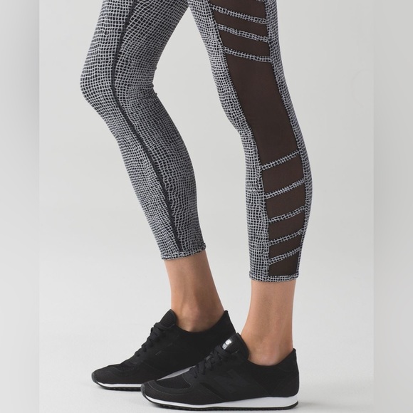Lululemon💕Wild And Free Tight Fall Net White Black / Black - Picture 3 of 15